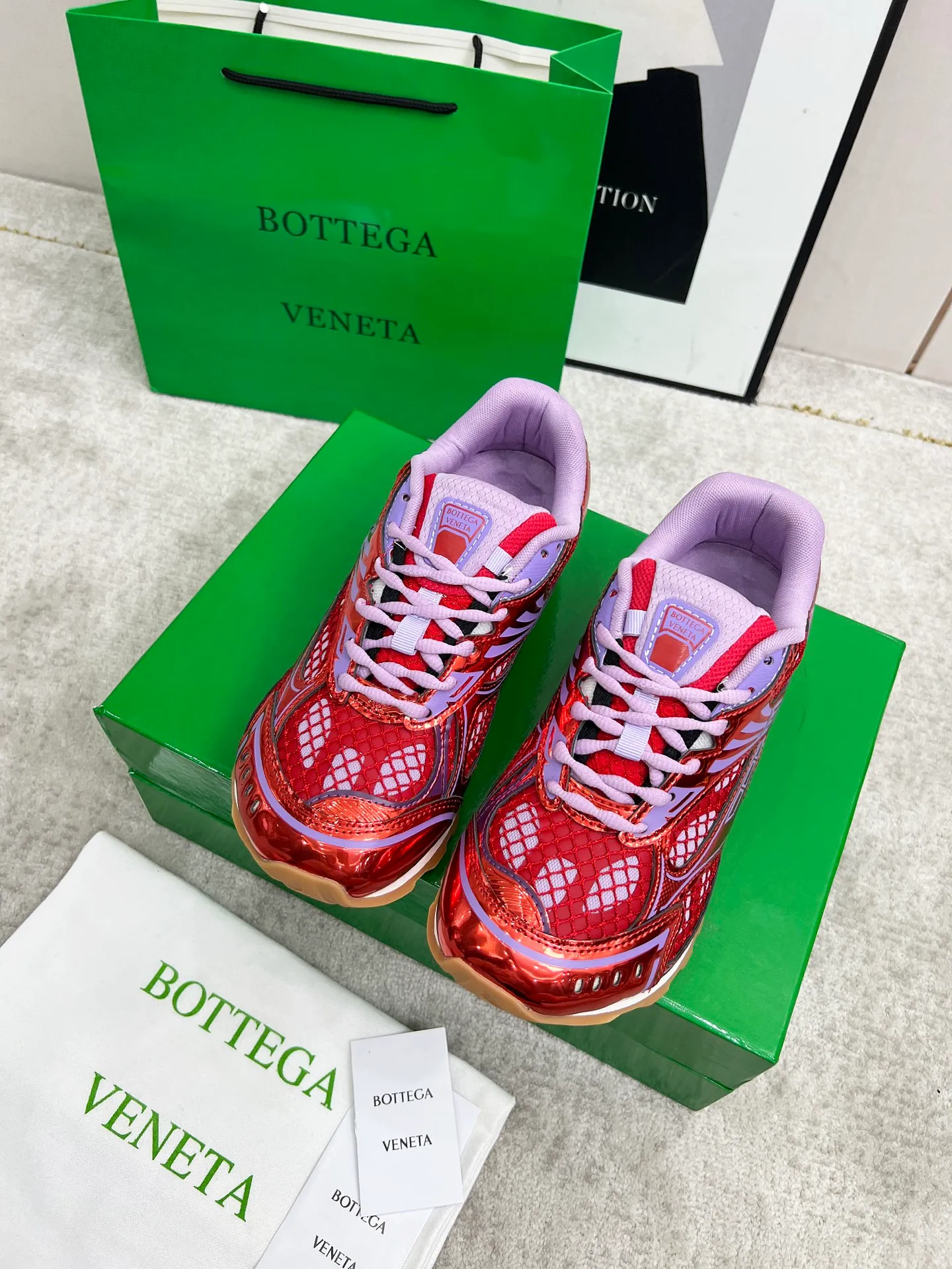 P540. Top version (couples model) Bottega Veneta Bottega Veneta 23ss autumn and winter show BV Orbit sneakers Wang Yibo's same style couples casual shoes dad shoes! Runner sneakers! Original purchase and development!  Made of original lightweight technical mesh fabric, the same as the original version! The process is complicated!  Paired with a rubber outsole designed with a geometric pattern, the high version of the Wang Zha series is actually much taller, but the legs still look slim. Very nice. Durable and playable, standard and version-matching shoe package technology, look for high-end versions. The original outsole is exclusively molded, and the color-blocked TPU outsole is used. The material and weight are the same as the original!  Size: #Female 35-41 (40 and 41 customized sizes are non-refundable) Male 39-45 (45 size customized are non-returnable and exchangeable)